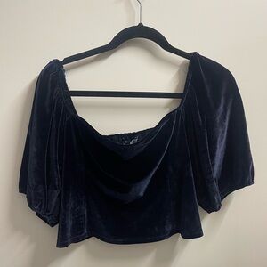 Stunning Abercrombie cropped navy velvet top